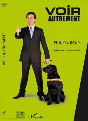 La couverture du livre Voir Autrement : Philippe et son chien guide Vampi. Philippe vous pointe du doigt avec un large sourire : "vous aussi, vous verrez autrement" semble-t-il dire à tous ceux, voyants ou non, qui cherchent comment sauter les barrières.