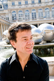 portrait de Philippe Balin devant l'un des deux plateaux de sphères ornant l'entrée des jardins du Palais Royal à Paris. Lien de retour vers la page d'accueil du site.